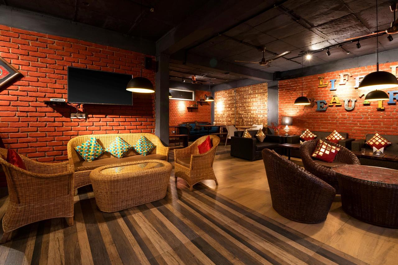 Nirvana Lodge And Lounge ムスーリー エクステリア 写真