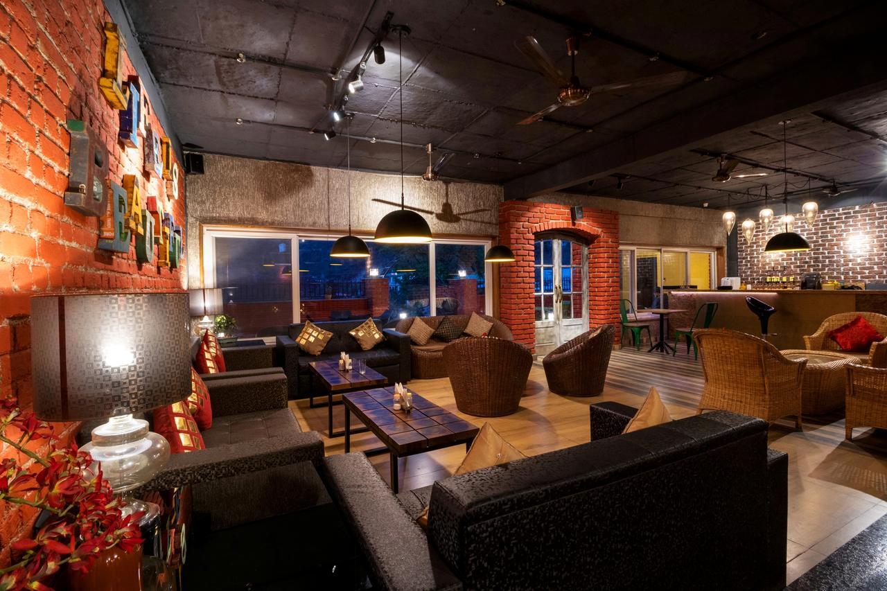 Nirvana Lodge And Lounge ムスーリー エクステリア 写真